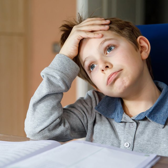 Учитель запугивает ребёнка из-за плохих оценок. Что делать родителям