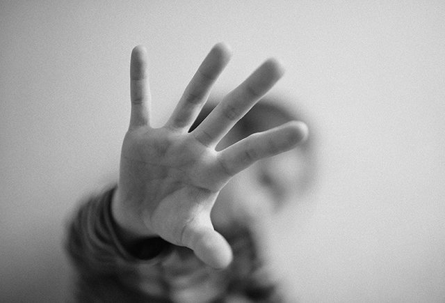 «Она била меня всю жизнь, сколько я себя помню». 15-летняя Женя через суд пытается лишить мать родительских прав