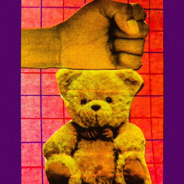 Сын жалуется, что его бьет нянечка в детском саду: что делать?