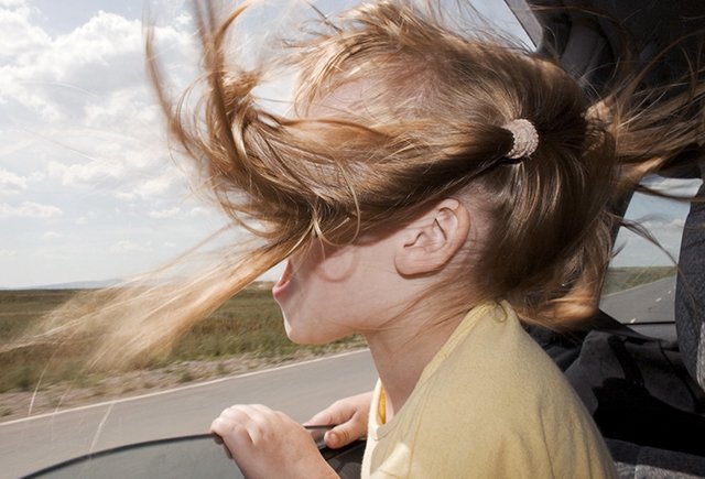 Почему боязнь сквозняков – наша национальная черта (а в Европе дети ходят без шапки)