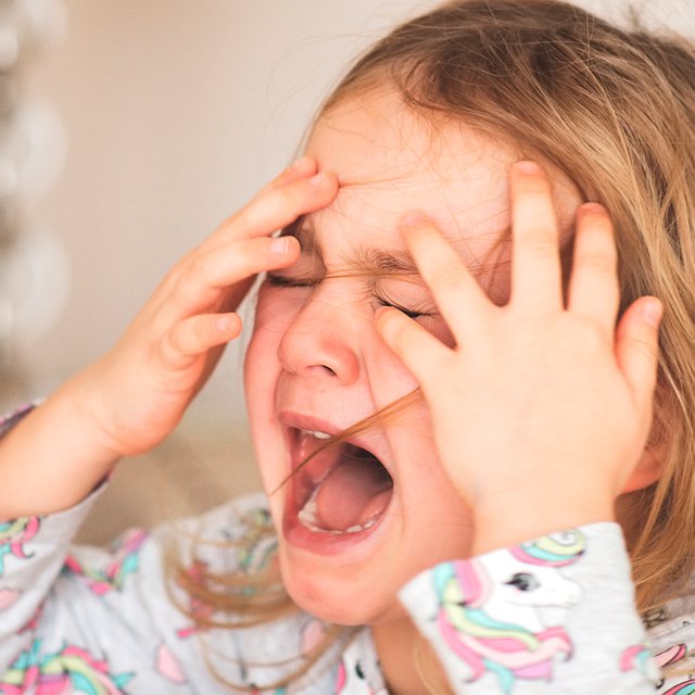 Ребёнок требует, чтобы мама занималась только им, плачет, если она отвлекается на дела: как быть