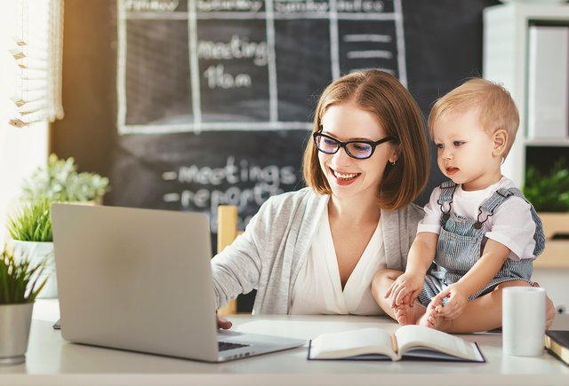 «Если у меня не будет работы, то случится кошмар». Почему родители берут детей в офис