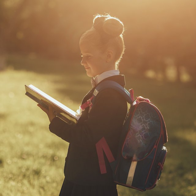 Рюкзак для первоклассника: как выбрать, что повлияет на осанку, а за что не стоит переплачивать
