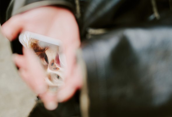 зеркало, самоанализ, женщина, кавказец, неясный, фокус, размытый, размышление, треснувший, держащий, женский, физический, рука, сломанный, отражение, вдумчивый, эмоциональный, значительный, созерцание, на открытом воздухе, лицо, фрагмент, крупный план, деталь, хрупкость, частичный;