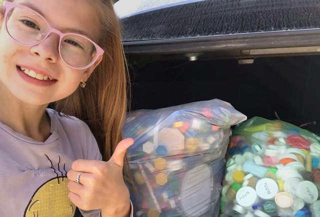 «Мама, кажется, одна я не смогу всем помочь». Как 12-летняя Настя организует благотворительные акции