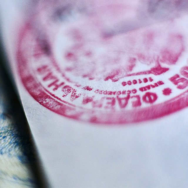 Красная печать на свидетельстве о рождении: зачем и кому она нужна