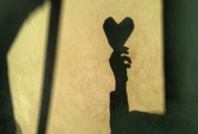 «Бесило, что мама вечно плачет и шепчет молитвы». Редактор «Мела» — о том, как в 14 лет она лечилась от рака