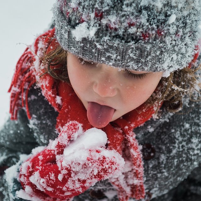 Ребенок ест снег: это опасно?