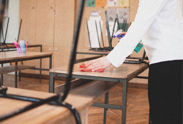 «Мужчин не напрягают — их и так мало». Учителя — о том, как во время отпуска им пришлось работать в школе