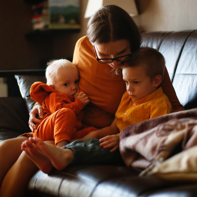 Кормлю грудью младенца, а старший ребёнок тоже просит: что делать?