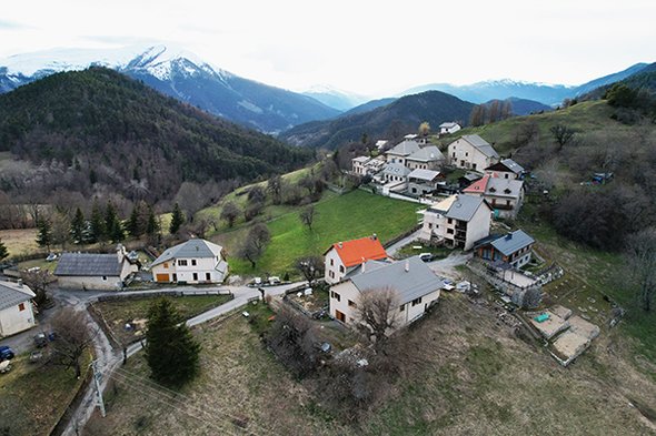 Вид на деревню О-Верне. Подозреваемые — бабушка и дедушка. Запутанное дело о пропаже двухлетнего Эмиля Солей, которое не могут раскрыть третий год