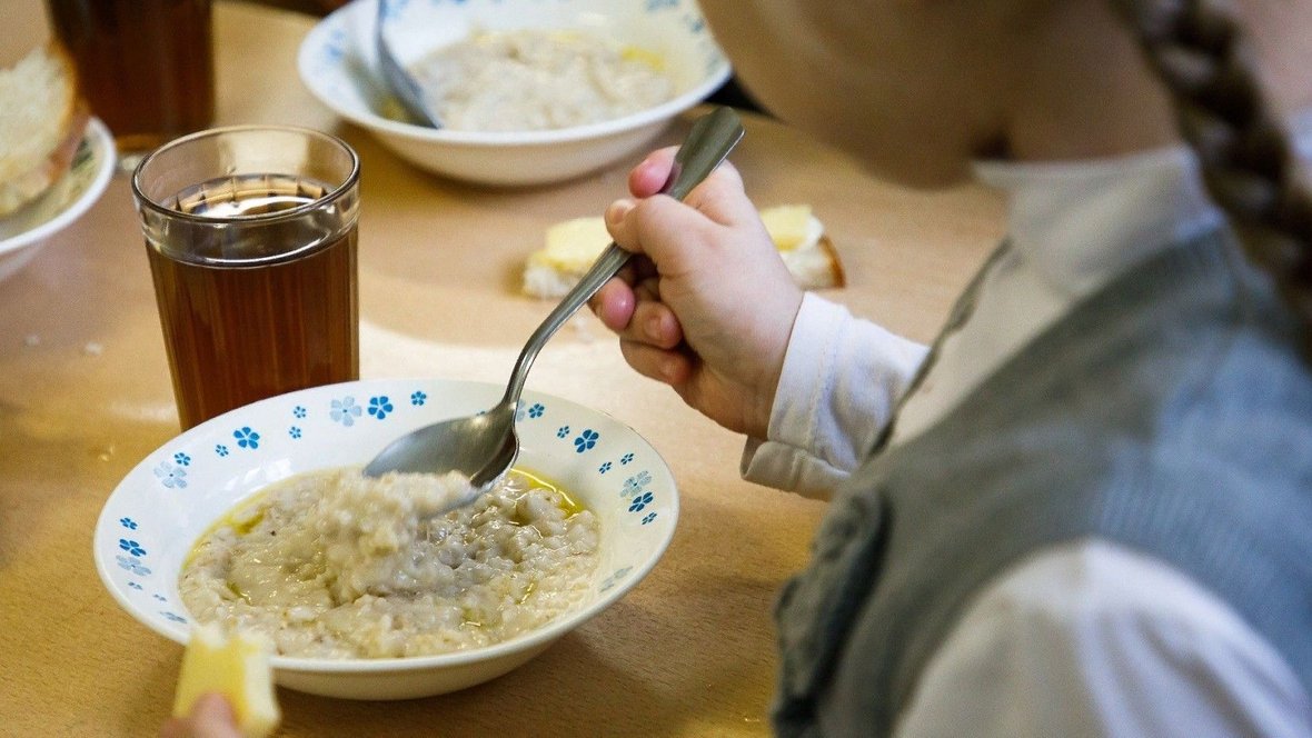 О вкусах спорят: регионы России продолжают бороться с некачественным школьным питанием