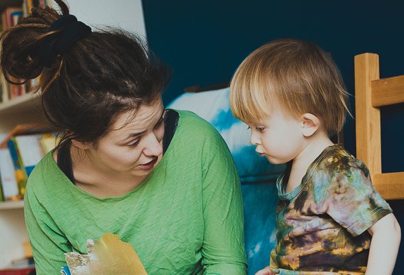 Мама общается с ребенком дома