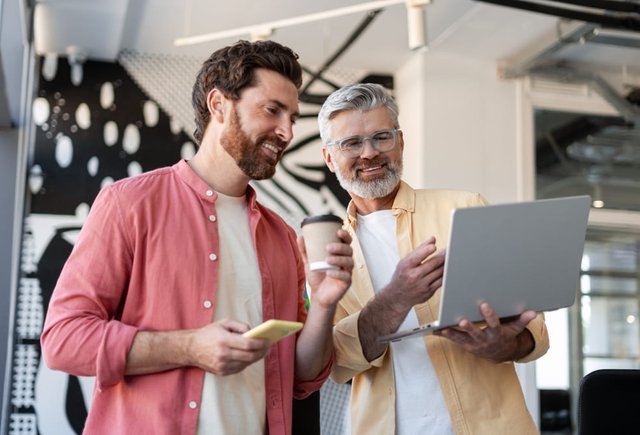 Каждый второй сотрудник присматривается к коллегам при помощи цифровых сервисов офиса