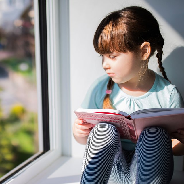 На лето задали список книг, а ребёнок не любит читать. Нужно ли его заставлять