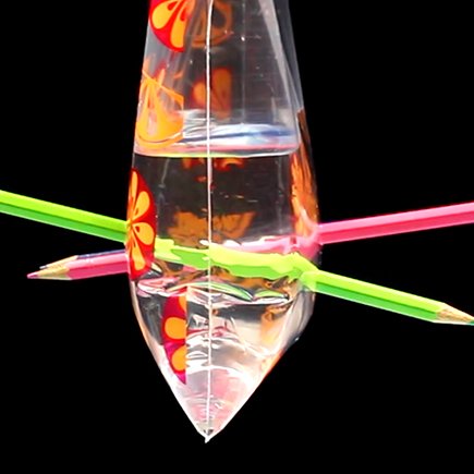 Втулка, коробка, вода: лучшие (и бесплатные) игрушки для детей, которые застряли дома