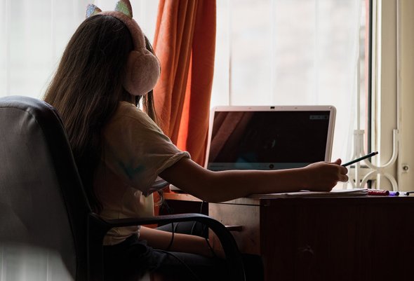 «Она замкнулась в себе, совсем перестала улыбаться». Многодетная мама — о том, почему ее дочь больше не ходит в школу