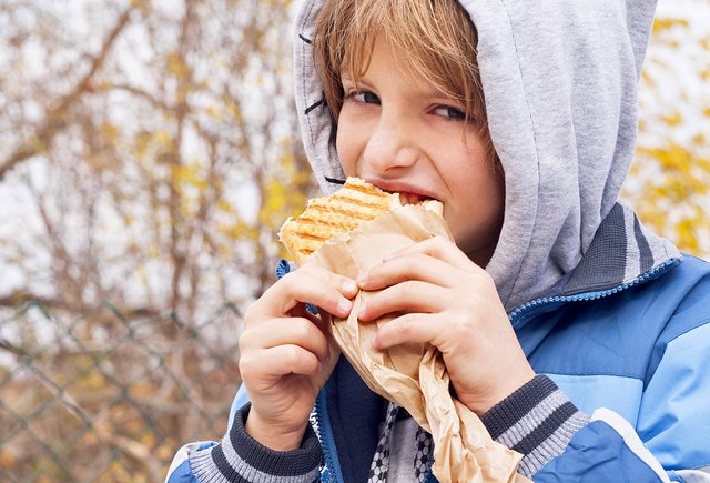 Ребёнок отказывается есть овощи и фрукты, даже не пробует. Как ввести их в рацион?