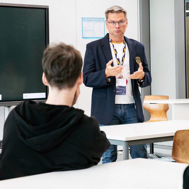 «Мы все-таки не на базаре, а педагоги — не товар»: директор Павел Северинец – о травле учителей