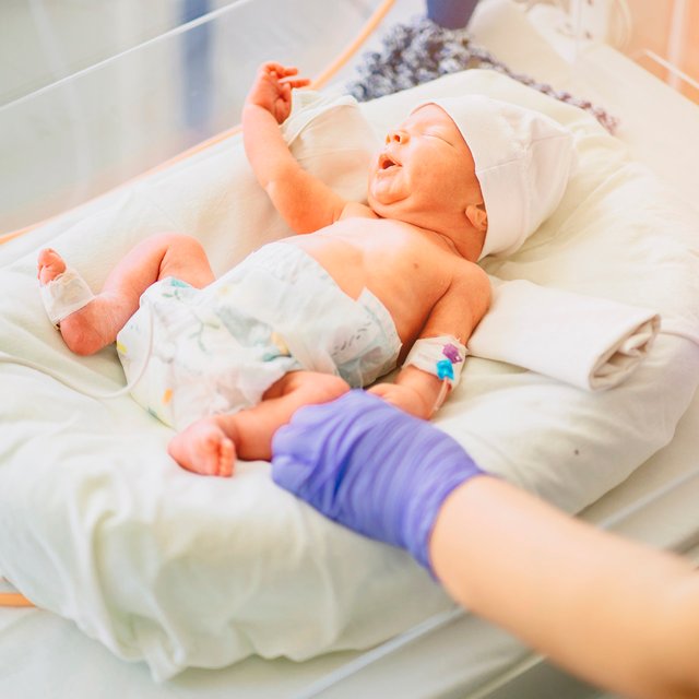 «Кусок катетера оказался в сердце ребёнка». Несколько историй из реанимации новорождённых — с комментариями экспертов