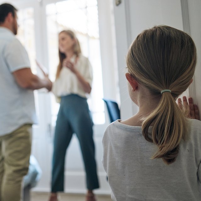 Муж кричит на меня, бьёт при ребёнке: что делать?