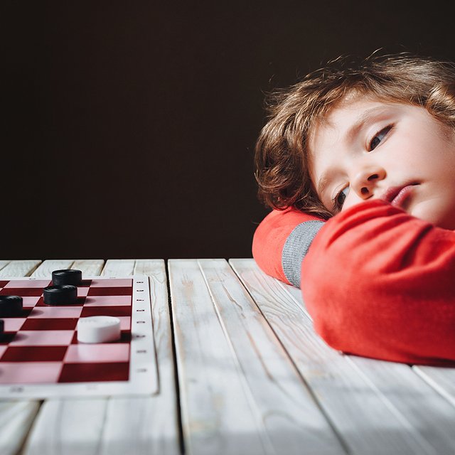 Ребёнок не умеет проигрывать: как с ним играть и как научить его мириться с проигрышем