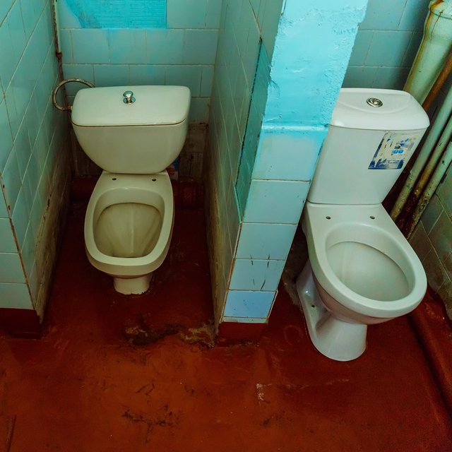 В школьном туалете сняли двери, это законно?