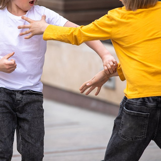 Моего ребенка обижают на детской площадке. Что делать?