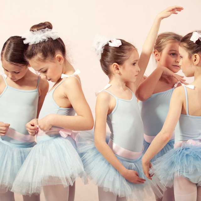 «За сказкой, которую мы видим на сцене, — работа и слёзы». Как учат будущих артистов балета