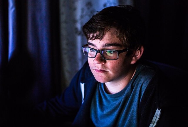 Ребёнок не любит реальность, в компьютере ему интереснее. Что делать?