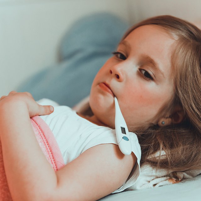 Важное о ротавирусах: как не перепутать с отравлением, нужны ли солевые растворы и когда ехать в больницу