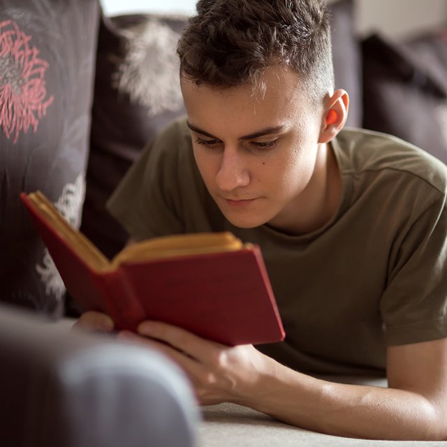 «Школам не нужно, чтобы дети сами писали и думали». Учитель словесности — о ЕГЭ и не только