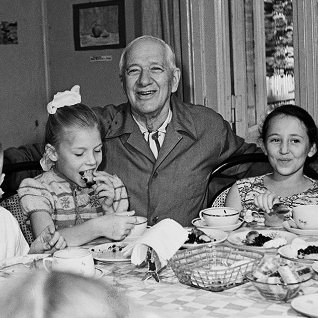 Не сюсюкать и не восхищаться детьми просто так. Правила воспитания семьи Корнея Чуковского