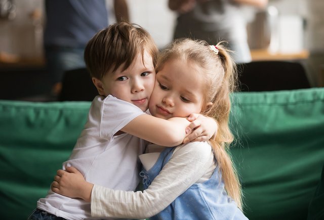 «Вырасту и женюсь на маме». Любовь детсадовцев: какой она бывает и как говорить о ней с ребёнком