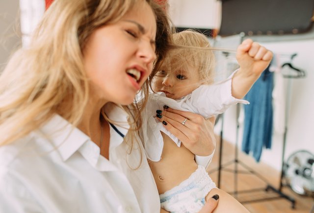 Ребёнок постоянно дёргает меня за волосы. Что делать?