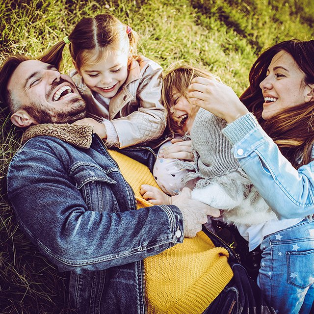 Дурачиться и вместе смотреть телевизор: что делает счастливым вашего ребёнка