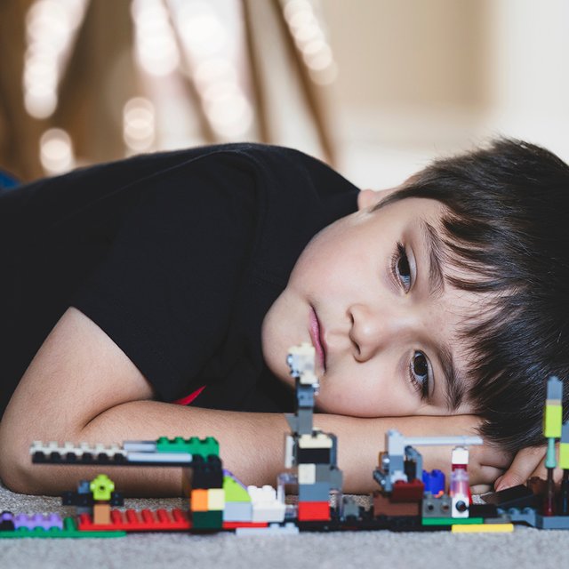 Ребёнок стесняется и не может ни с кем подружиться в детсаду. Что делать?