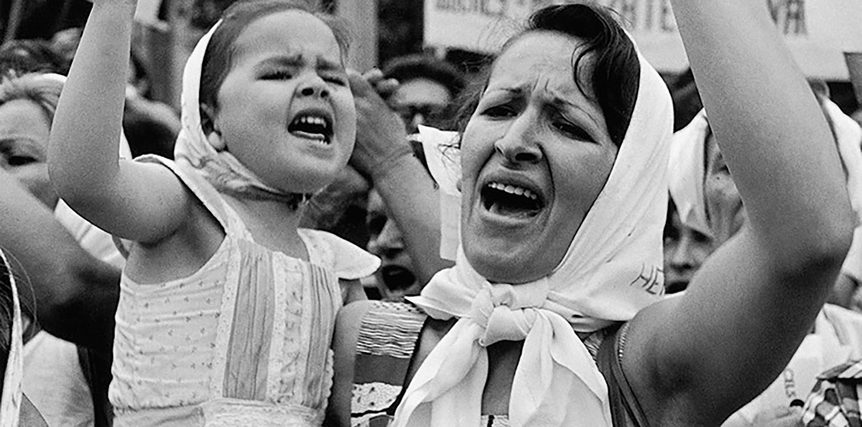 Эти женщины уже 45 лет выходят на площадь. Чего добиваются «Матери площади Мая»