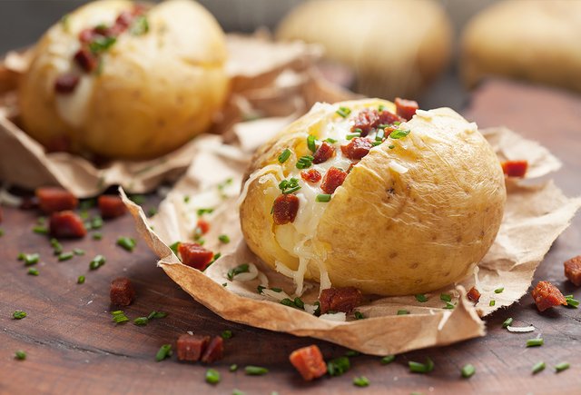 Рецепт домашней крошки-картошки: с брынзой, сыром и ветчиной, луком фри и другими начинками