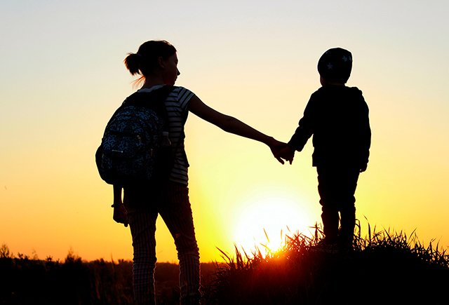 Что делать, если младший брат слишком привязан к старшей сестре?