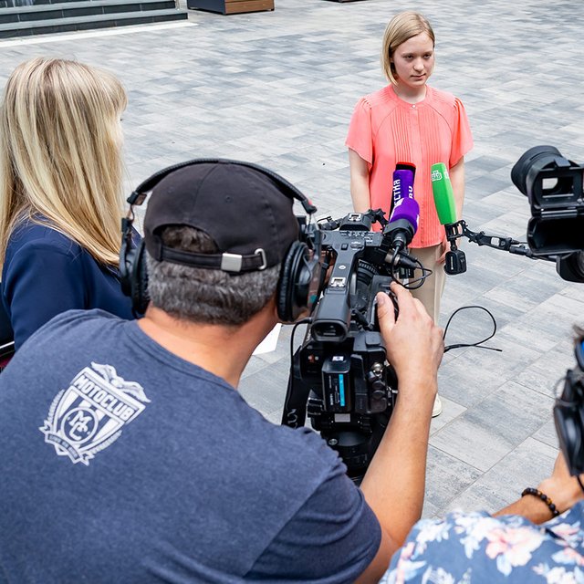 «Если бы я получила 98 баллов, пошла бы пересдавать»: первое большое интервью с единственной в России 400-балльницей ЕГЭ