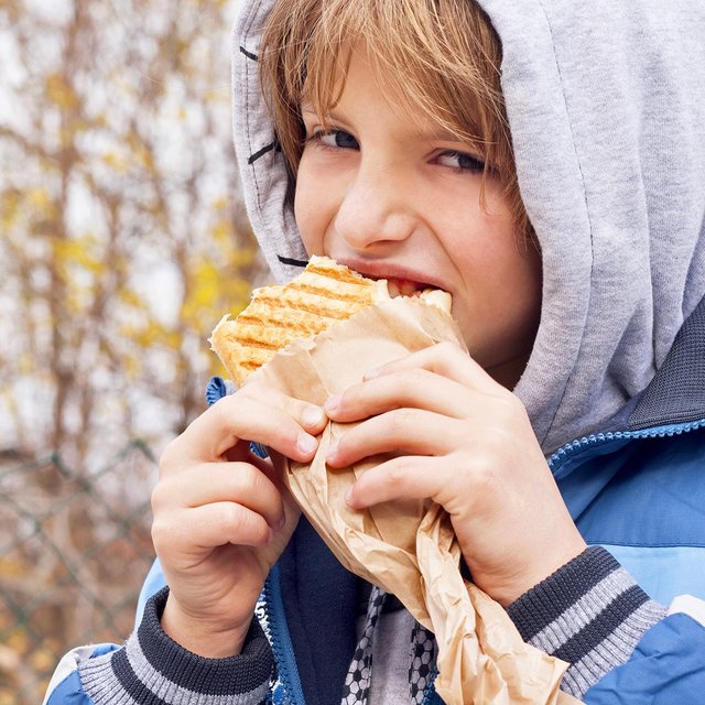 Ребёнок отказывается есть овощи и фрукты, даже не пробует. Как ввести их в рацион?