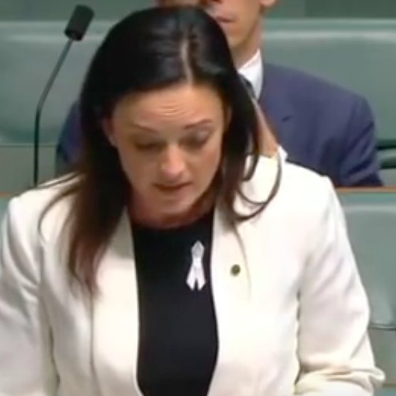 "Мой отец вырос в доме, где насилие было нормой". Австралийский депутат рассказала о насилии в своей семье