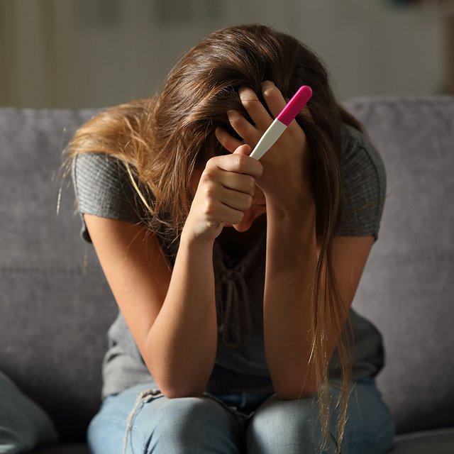 «Дочь сделала аборт, а нам не сказала». 5 вопросов про беременность и секс от родителей подростков