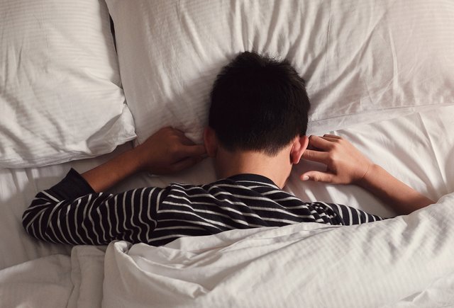 Что делать, если мне 15 и я не могу спать без родителей?