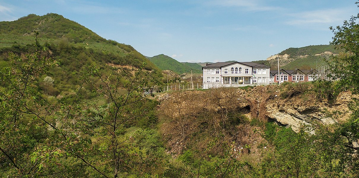 «Он показывает коровник — это, говорит, школа». Как два человека меняют жизнь сельских детей