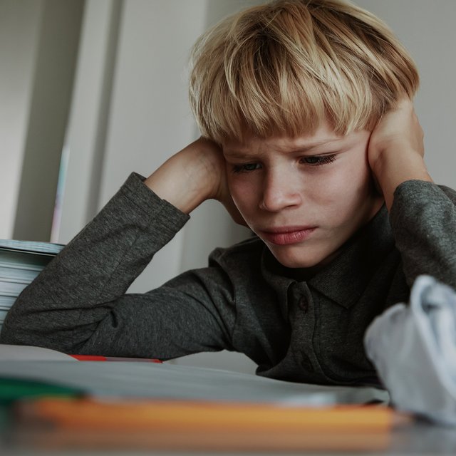 Когда не получается домашка, ребенок бьет себя по голове и ломает ручки. Как ему помочь?