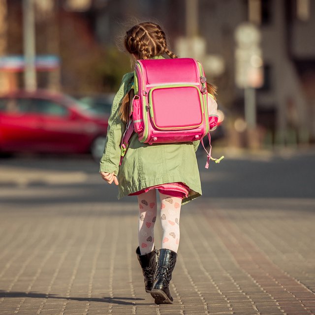 «Напиши, когда придёшь!» Как понять, что ребёнок готов ходить в школу один