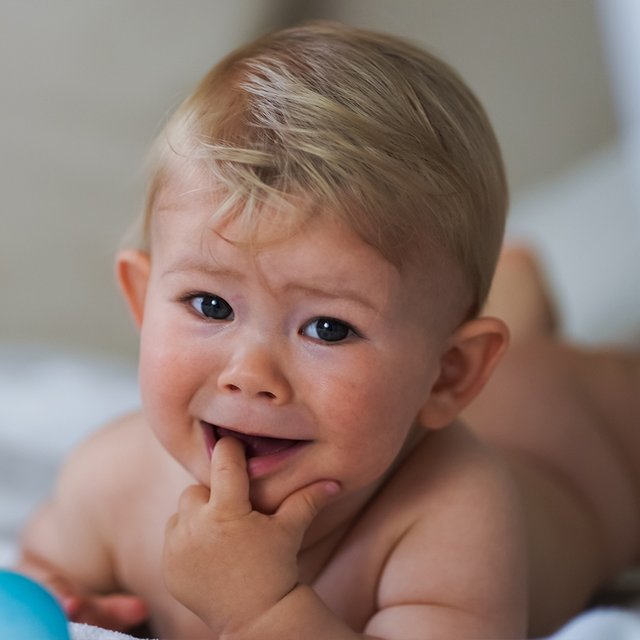 Маленький ребёнок ходит дома голым: не вредно ли это для его развития