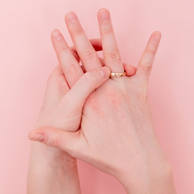 Разошлись с мужем: что выгоднее юридически – оформить развод или остаться формально замужем?